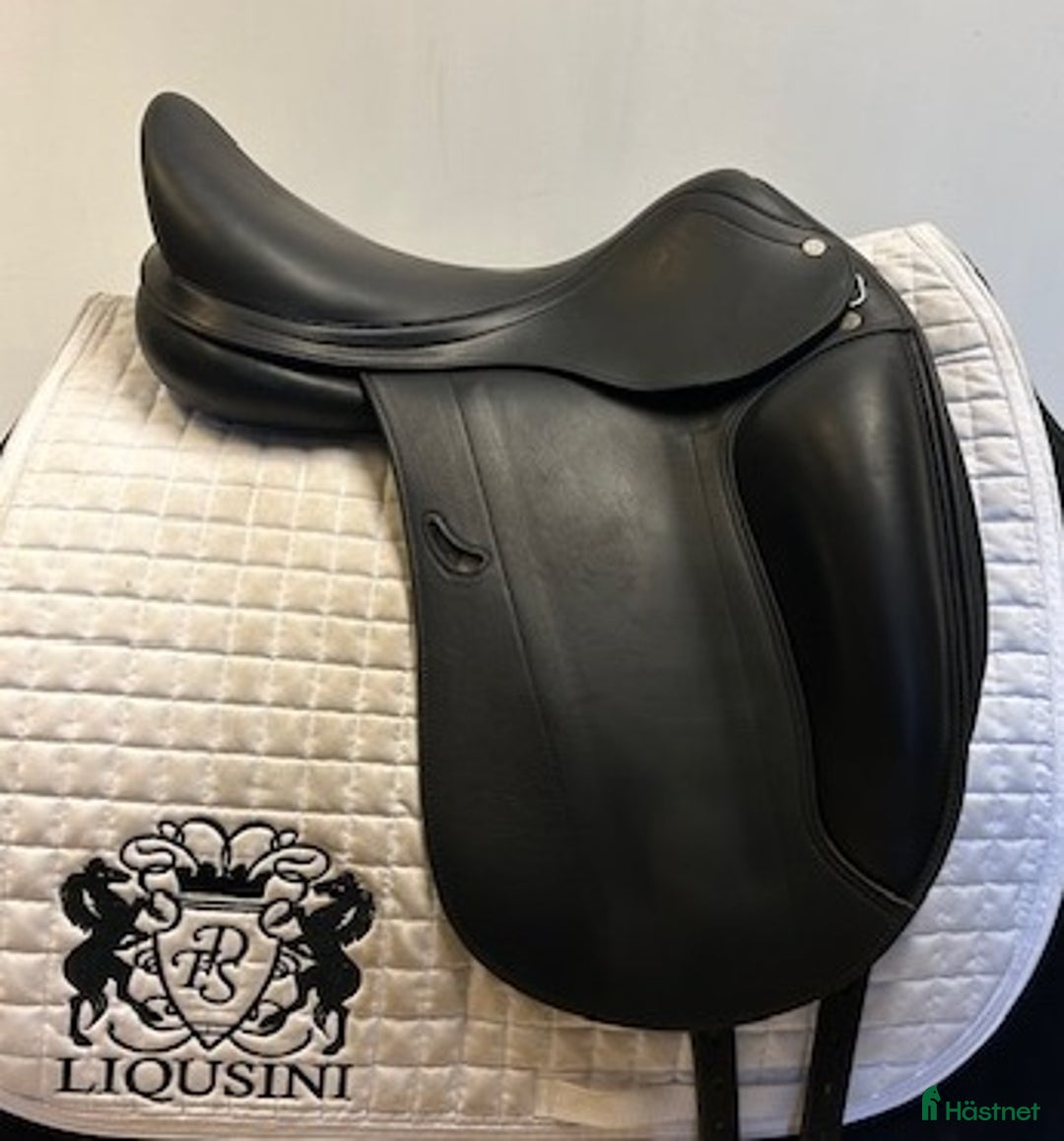 Sadlar hästutrustning till salu: Dressyrsadel Equipe Emporio 17" i Uppsala - Annons 1