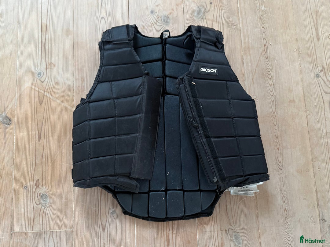 Säkerhetsvästar ryttarutrustning till salu: Fin säkerhetsväst! i Höllviken - Annons 1