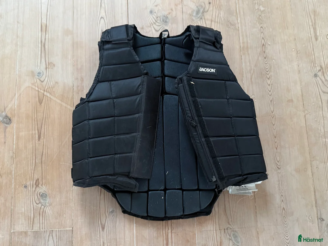 Säkerhetsvästar ryttarutrustning till salu: Fin säkerhetsväst! i Höllviken - Annons 1