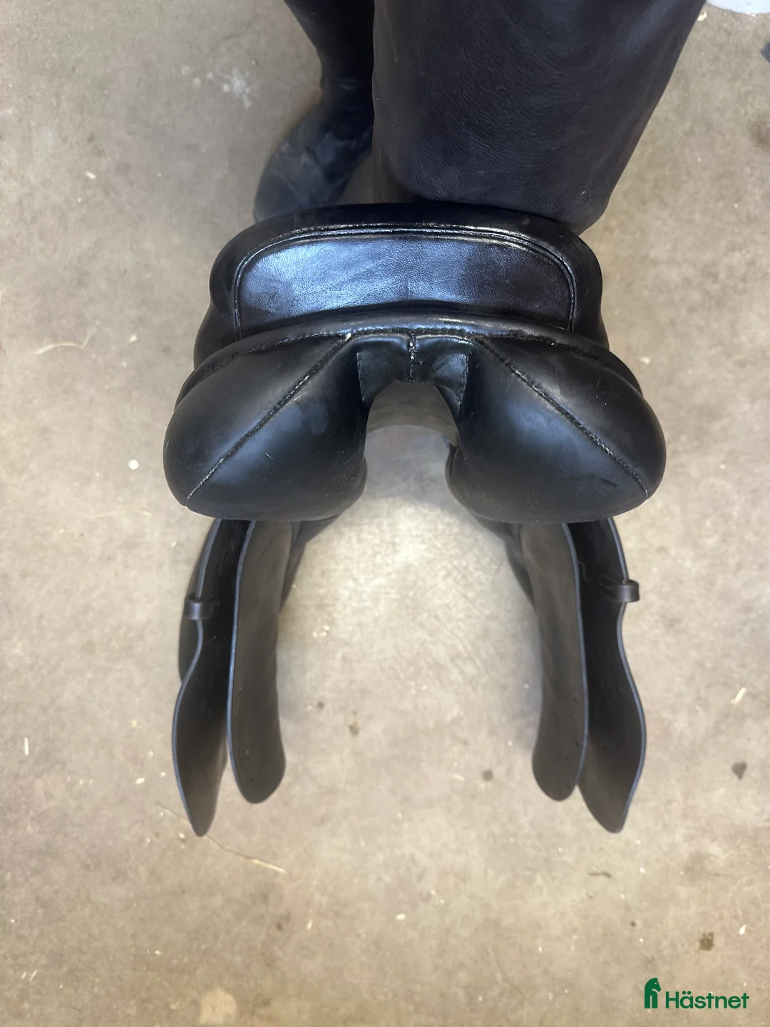 Sadlar hästutrustning till salu:  Albion legend hoppsadel 17tum  i Örebro - Annons 3