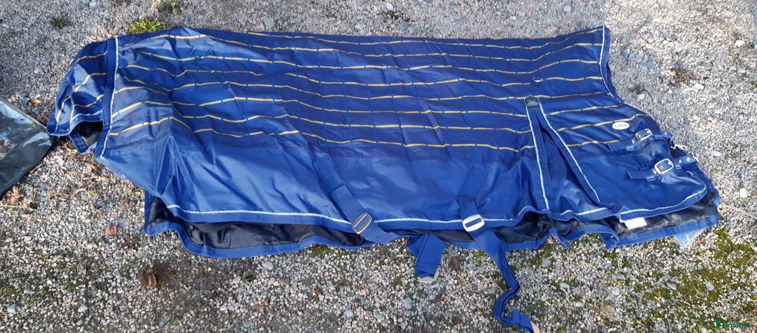 Täcken hästutrustning till salu: Hansbo halvhalstäcke. Stl. 135. 200 g fodring. i Sollebrunn - Annons 2