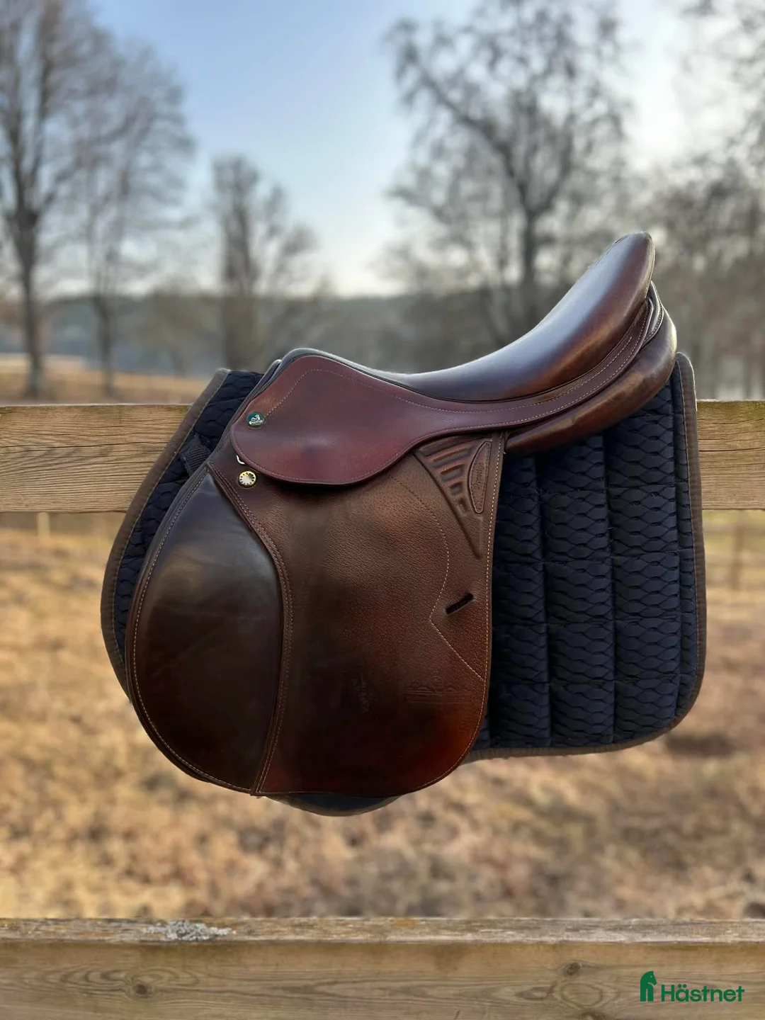 Sadlar hästutrustning till salu: Trevlig hoppsadel  - Annons 1