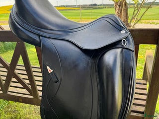 Sadlar hästutrustning till salu: Equipe Olympia Spec Dressyrsadel 17” – Bred bom +3 i Klågerup - Annons 1