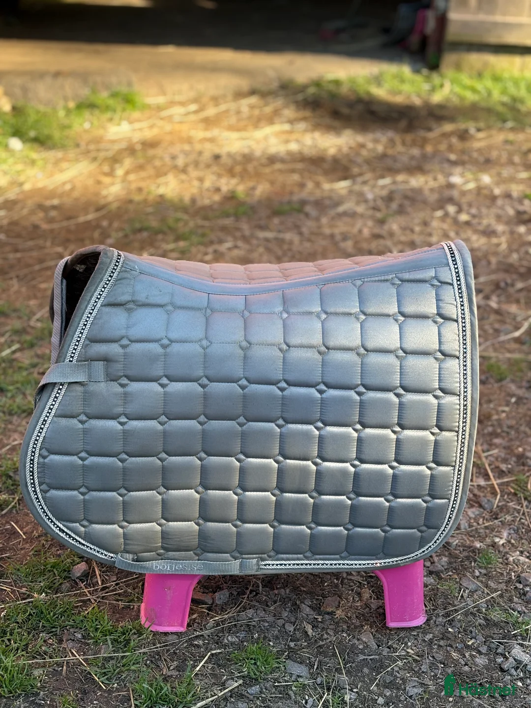 Schabrak & Vojlockar hästutrustning till salu: Många schabrak till allround ridning! - Annons 1