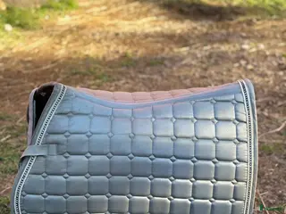 Schabrak & Vojlockar hästutrustning till salu: Många schabrak till allround ridning! - Annons 1