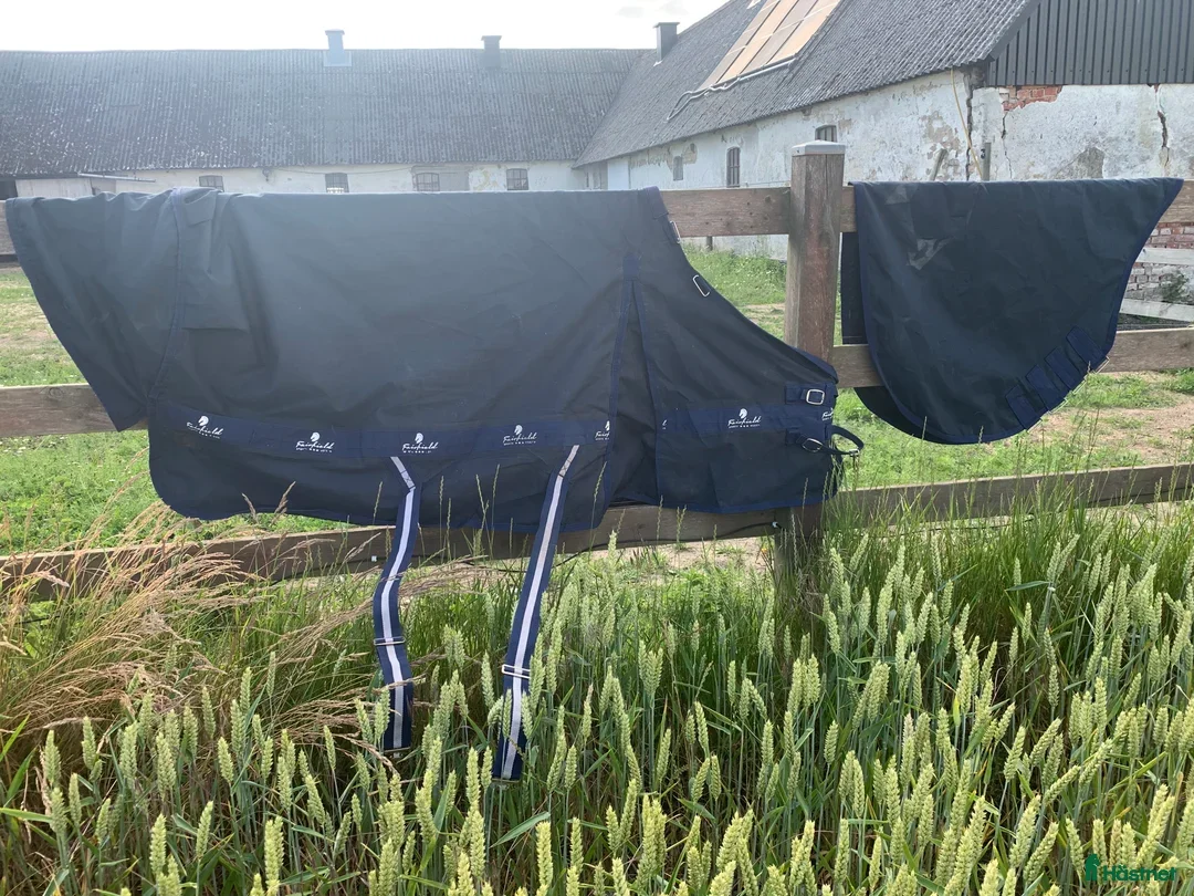 Täcken hästutrustning till salu: 3 olika täcken stl.115 + olika lindor i Vellinge - Annons 1