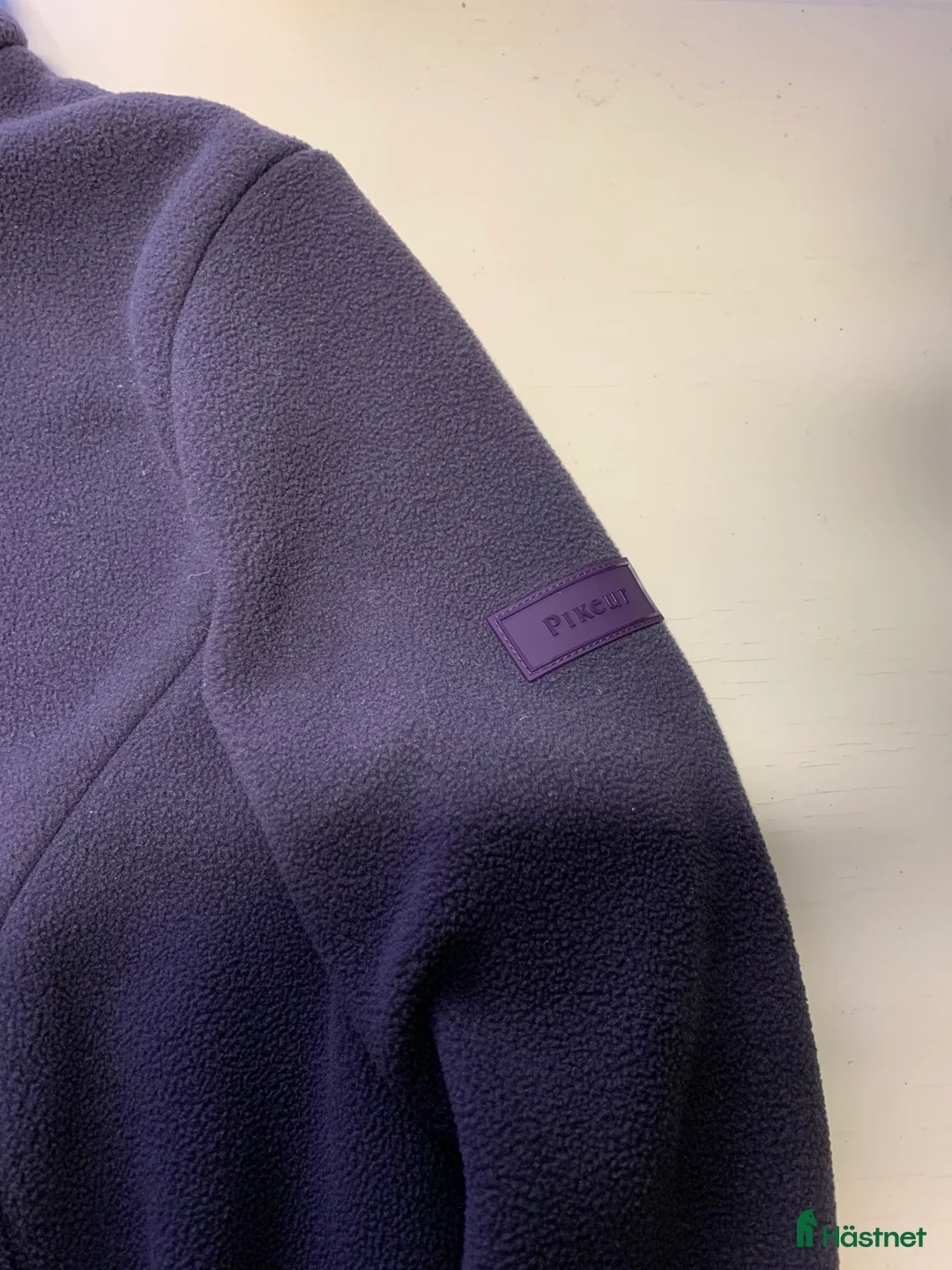 Jackor & Kavajer ryttarutrustning till salu: Så fin lila fleecekofta från Pikeur storlek M  - Annons 5