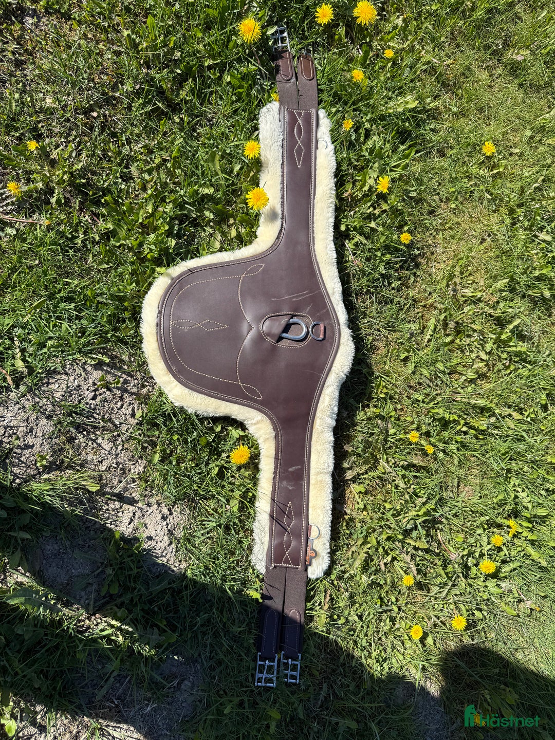 Sadeltillbehör hästutrustning till salu: Kentucky magplatta med fårskinn i Bro - Annons 1