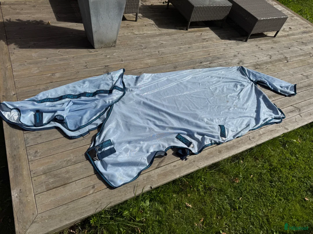 Täcken hästutrustning till salu: Amigo flugtäcke - Annons 1