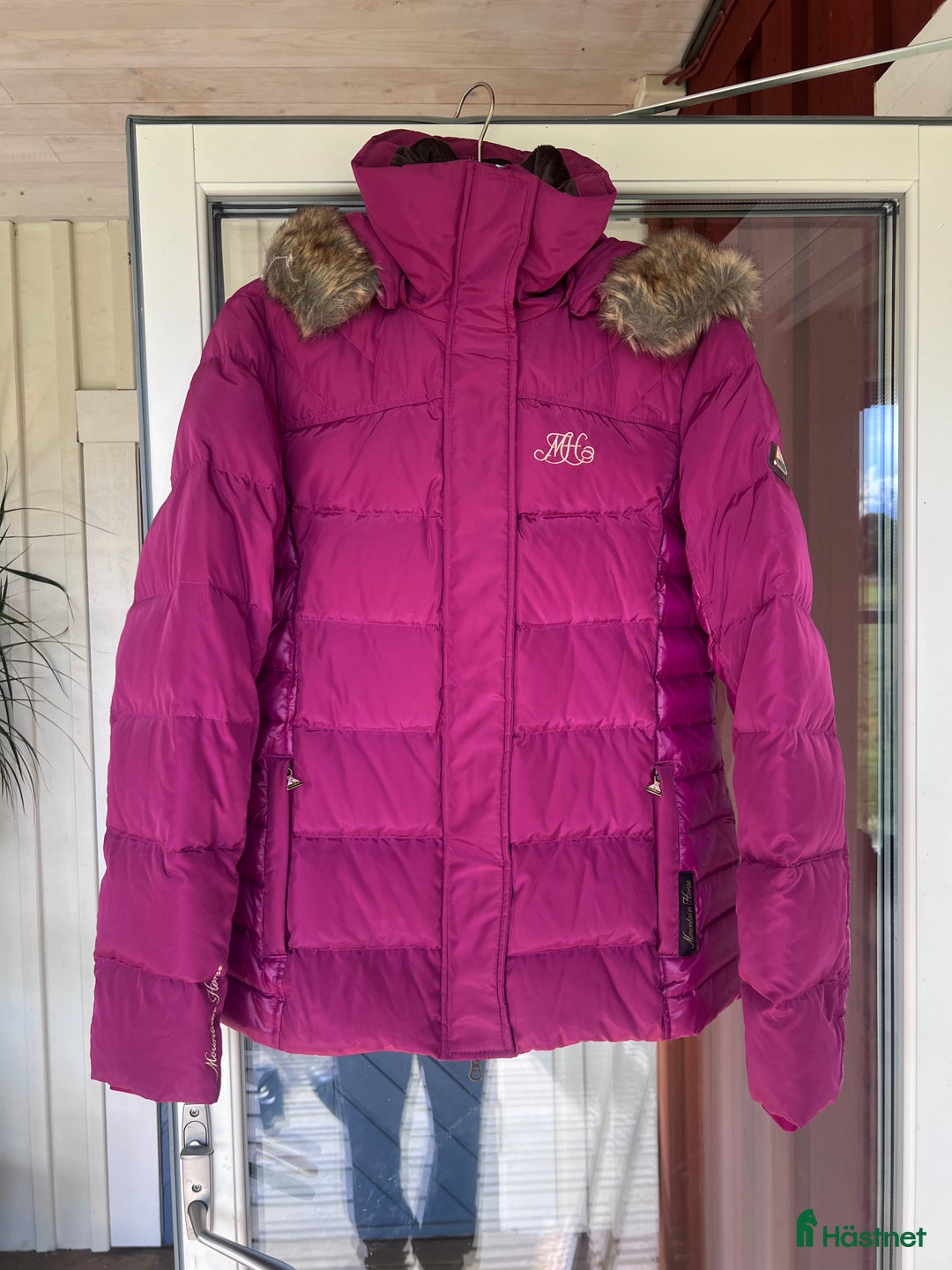 Jackor & Kavajer ryttarutrustning till salu: Mountain Horse Belvedere dunjacka i Lidingö - Annons 1