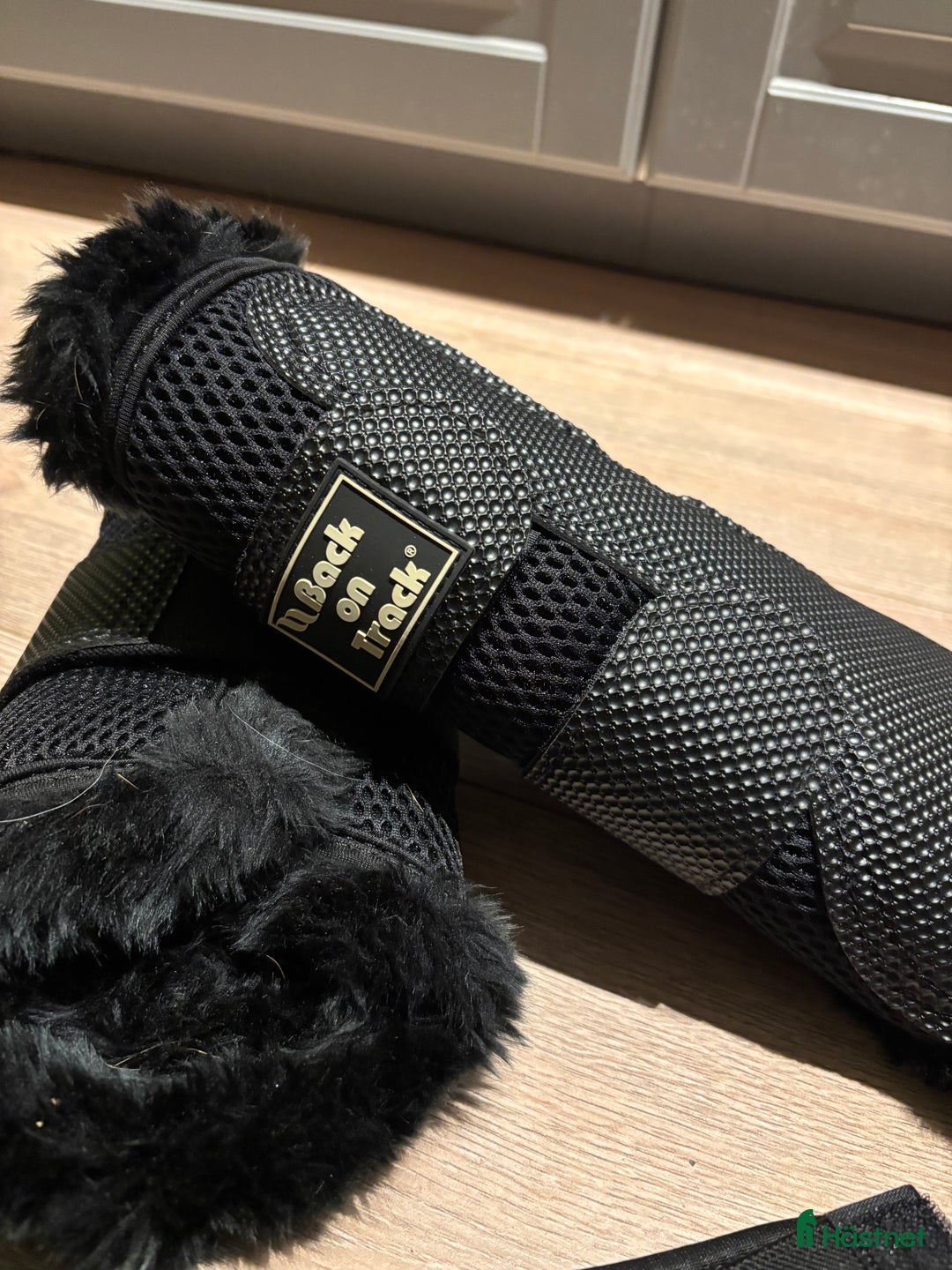 Benskydd hästutrustning till salu: Oanvända benskydd från Back on Track i Sollerön - Annons 2