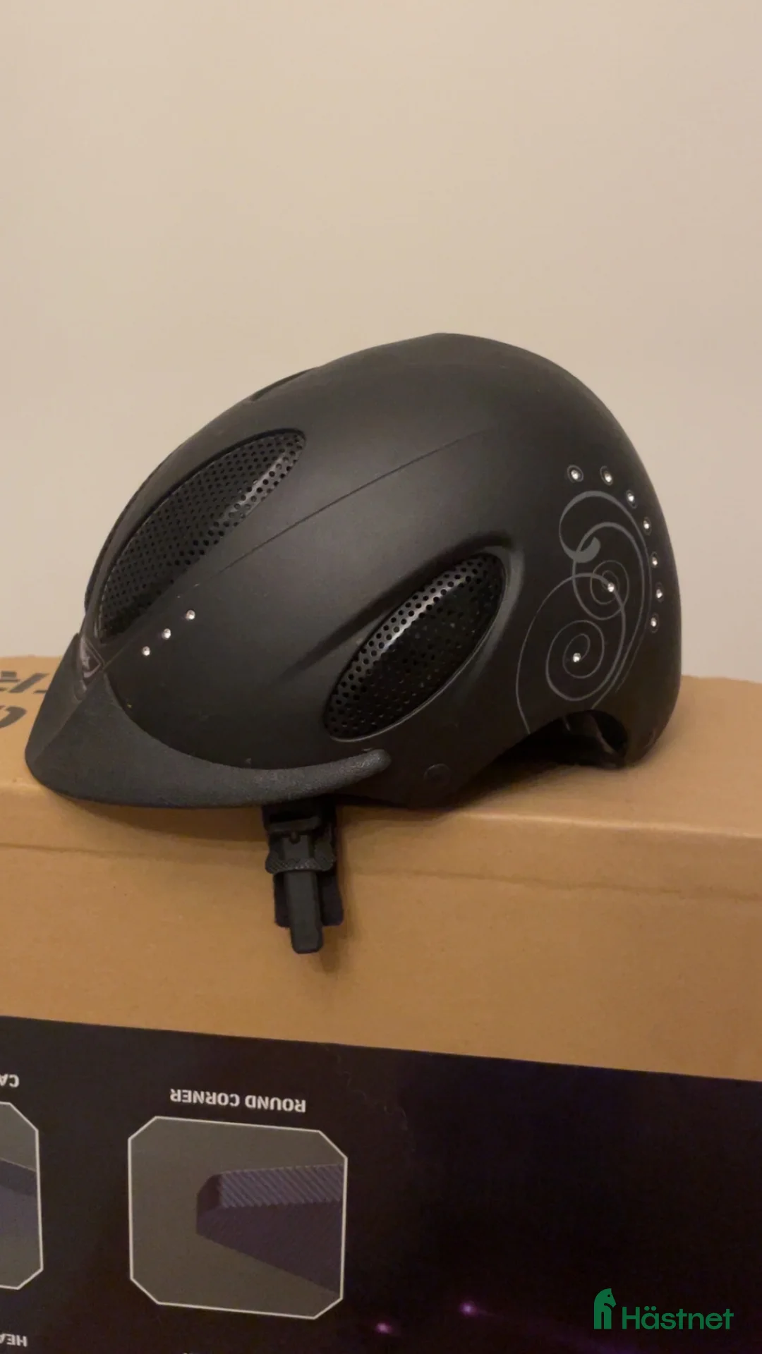 Täcken hästutrustning till salu: Stort parti hästsaker och 2 hjälmar i Borås - Annons 10