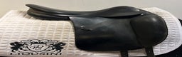 Sadlar hästutrustning till salu: Dressyrsadel Amerigo 17" i Uppsala - Annons 1