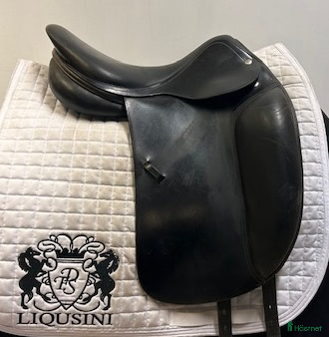 Sadlar hästutrustning till salu: Dressyrsadel Amerigo 17" i Uppsala - Annons 1