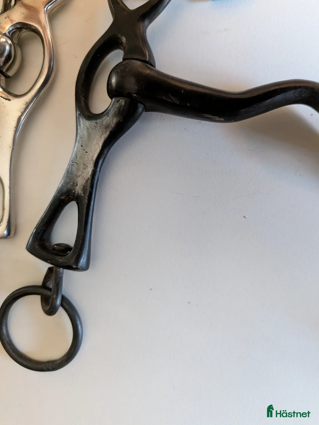 Bett hästutrustning till salu: 2st defekta portugisiska stänger - Annons 2