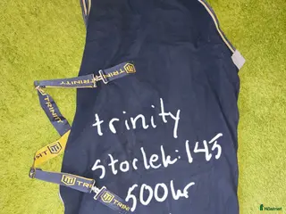 Täcken hästutrustning till salu: Mörkblått trinity fleectäcke i Arvika - Annons 1