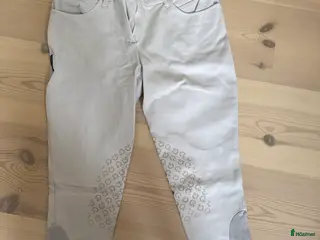 Ridbyxor ryttarutrustning till salu: CT vita ridbyxor IT 42, EU 38 i Lund - Annons 24