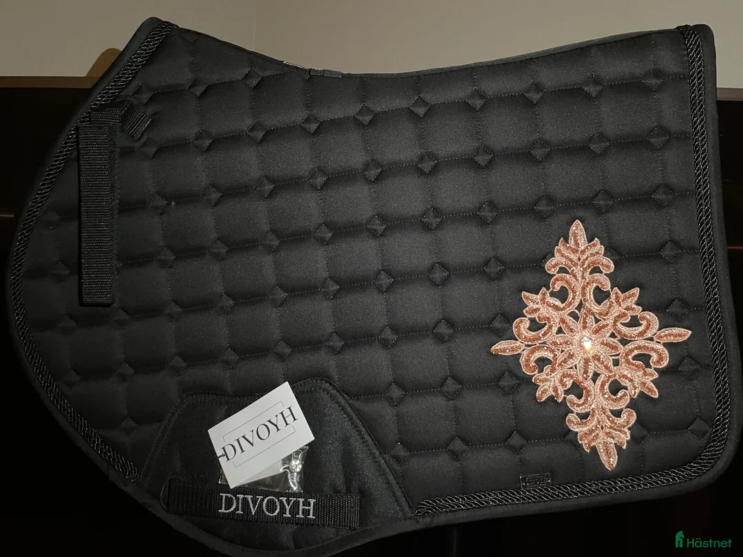 Schabrak & Vojlockar hästutrustning till salu: Fint schabrak och pannband - Annons 2