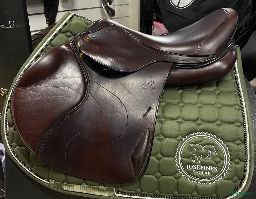 Sadlar hästutrustning till salu: Anita Sande A1 i Hova - Annons 1