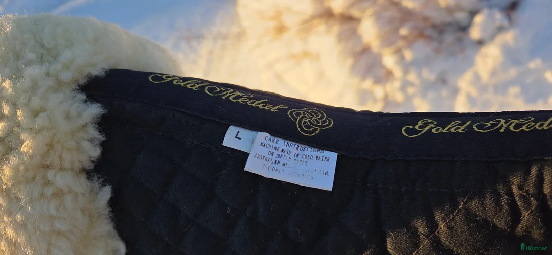 Schabrak & Vojlockar hästutrustning till salu: Fårskinnspadd strl full i Hudiksvall - Annons 3