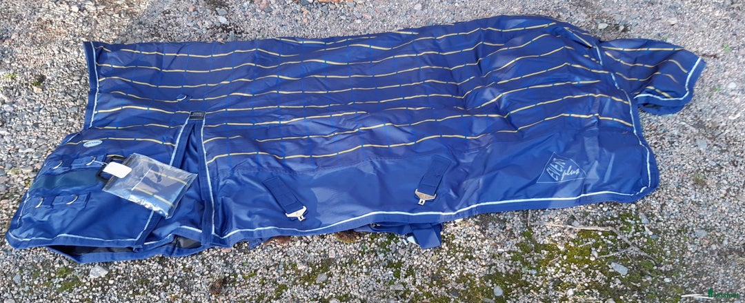 Täcken hästutrustning till salu: Hansbo halvhalstäcke. Stl. 135. 200 g fodring. i Sollebrunn - Annons 1