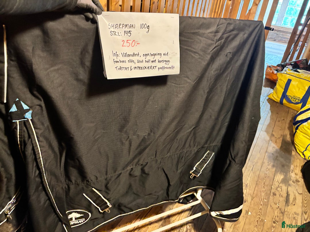 Täcken hästutrustning till salu: Hästtäcken 135-145 plus övrig utrustning i Skänninge - Annons 1