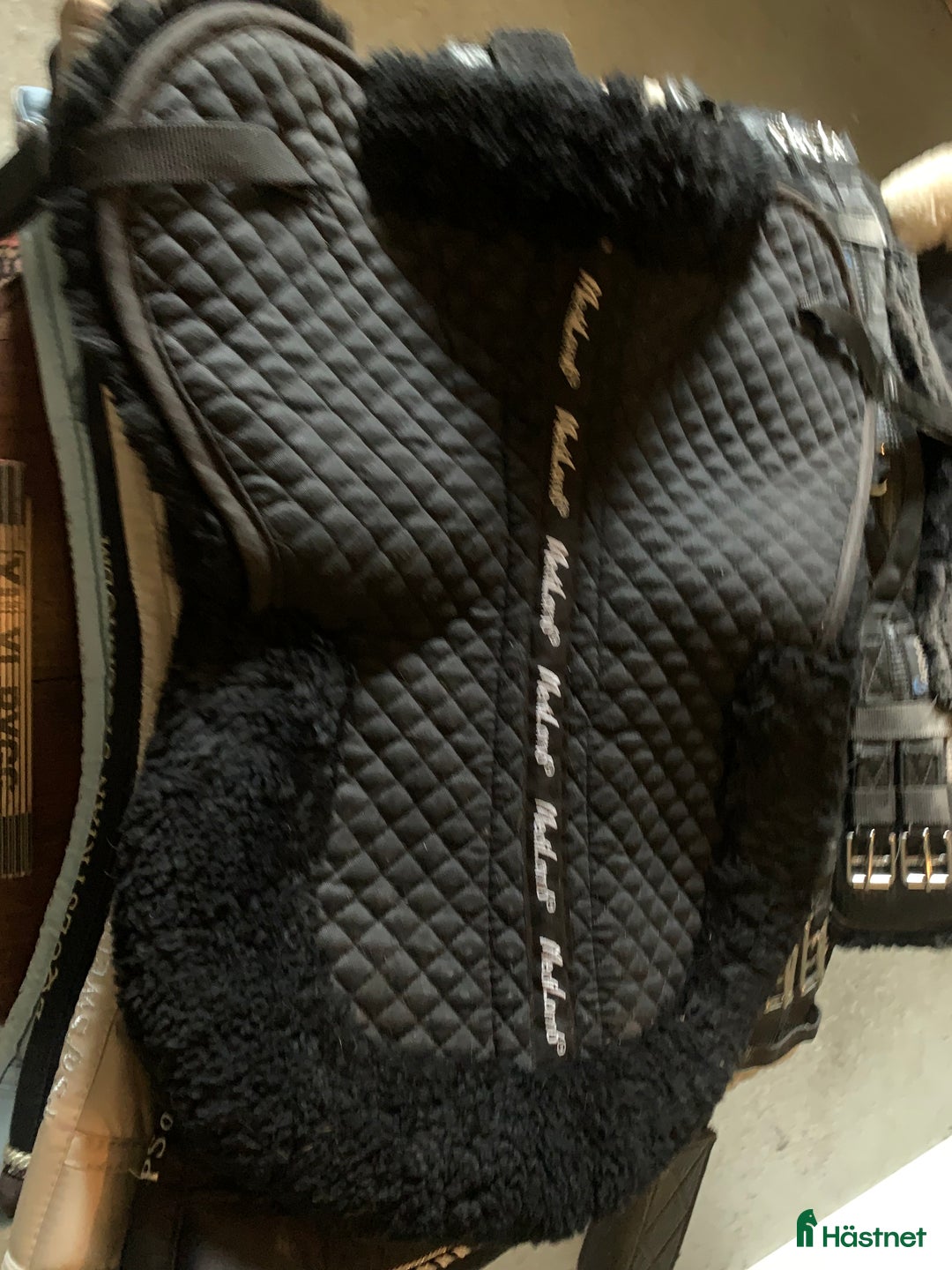 Sadeltillbehör hästutrustning till salu: Sadelpad i fårskinn i Sölvesborg - Annons 1