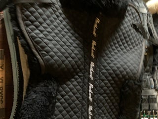 Sadeltillbehör hästutrustning till salu: Sadelpad i fårskinn i Sölvesborg - Annons 1