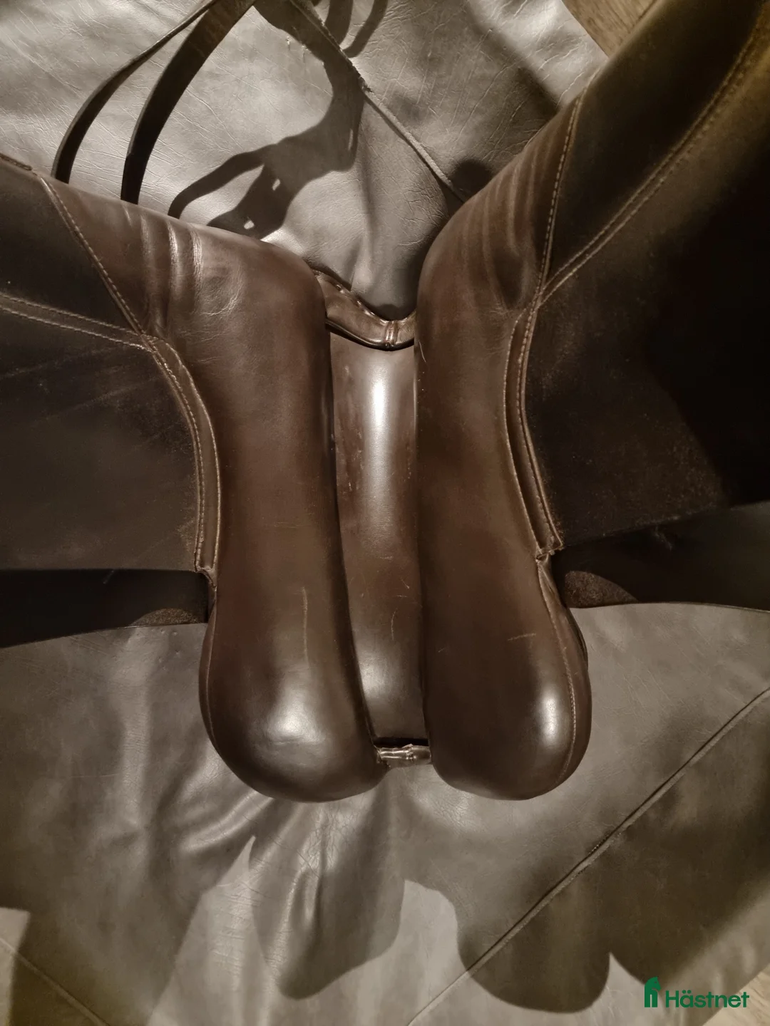 Sadlar hästutrustning till salu: Brun dressyrsadel i Hudiksvall - Annons 8