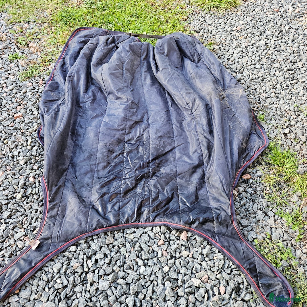 Täcken hästutrustning till salu: Skrittmaskinstäcke/walkertäcke i Österbybruk - Annons 3