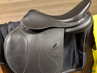 Sadlar hästutrustning till salu: Tekna hoppsadel i Habo - Annons 1