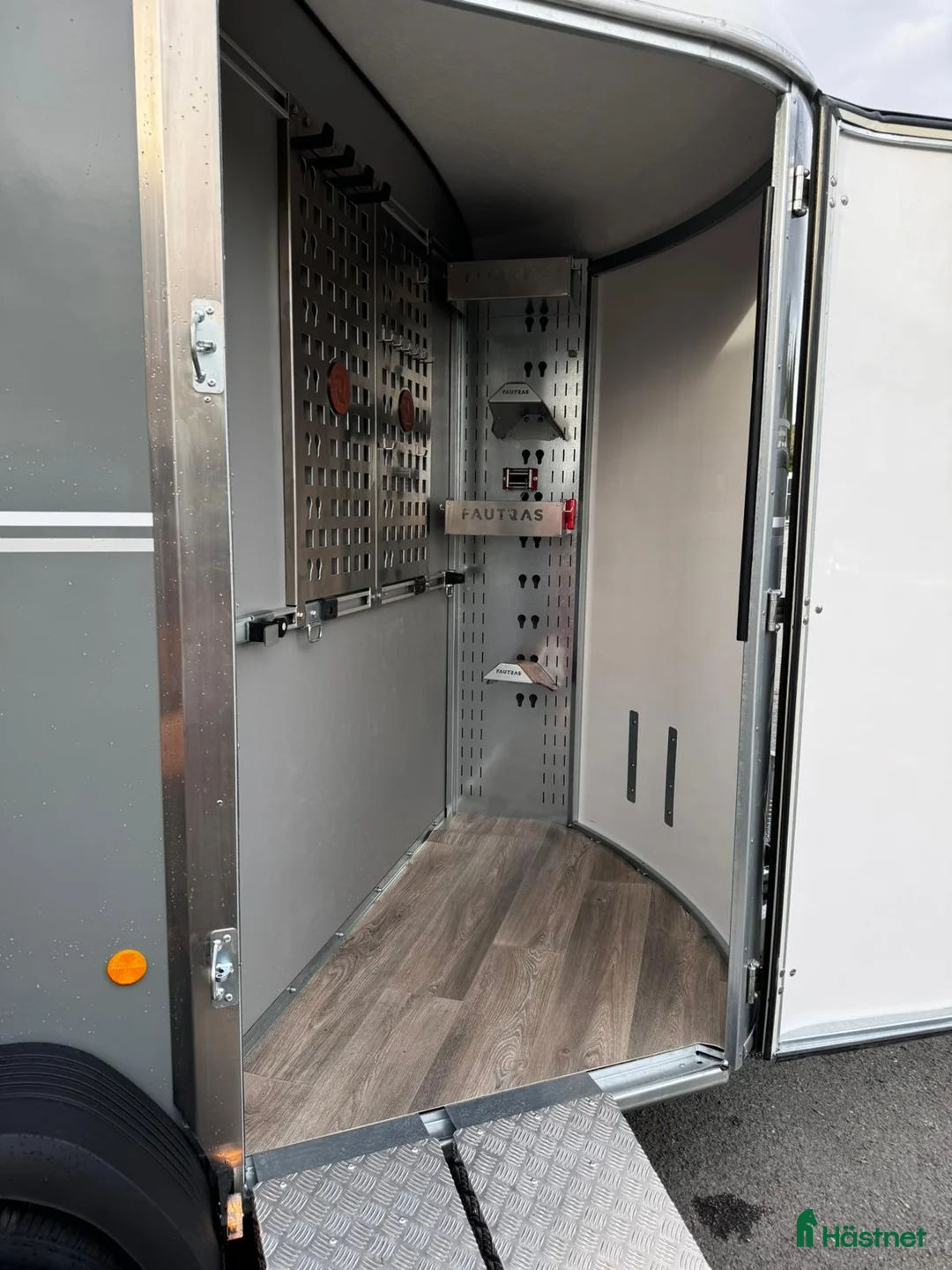 Hästtransporter  fordon & transport till salu: Oblic X -stor diagonallastad modell + sadelkammare - Annons 5