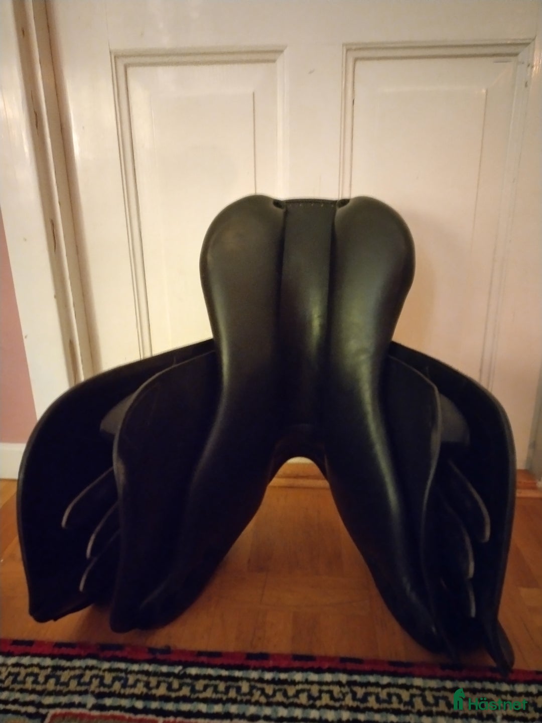 Sadlar hästutrustning till salu: Svart Siddhant Hoppsadel 17" i Fågelmara - Annons 3