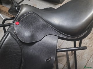 Sadlar hästutrustning till salu: Hoppsadel 17" i Vassmolösa - Annons 2