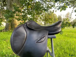 Sadlar hästutrustning Erreplus JF hoppsadel 17 tum – fint skick i Ljungby - Annons 1