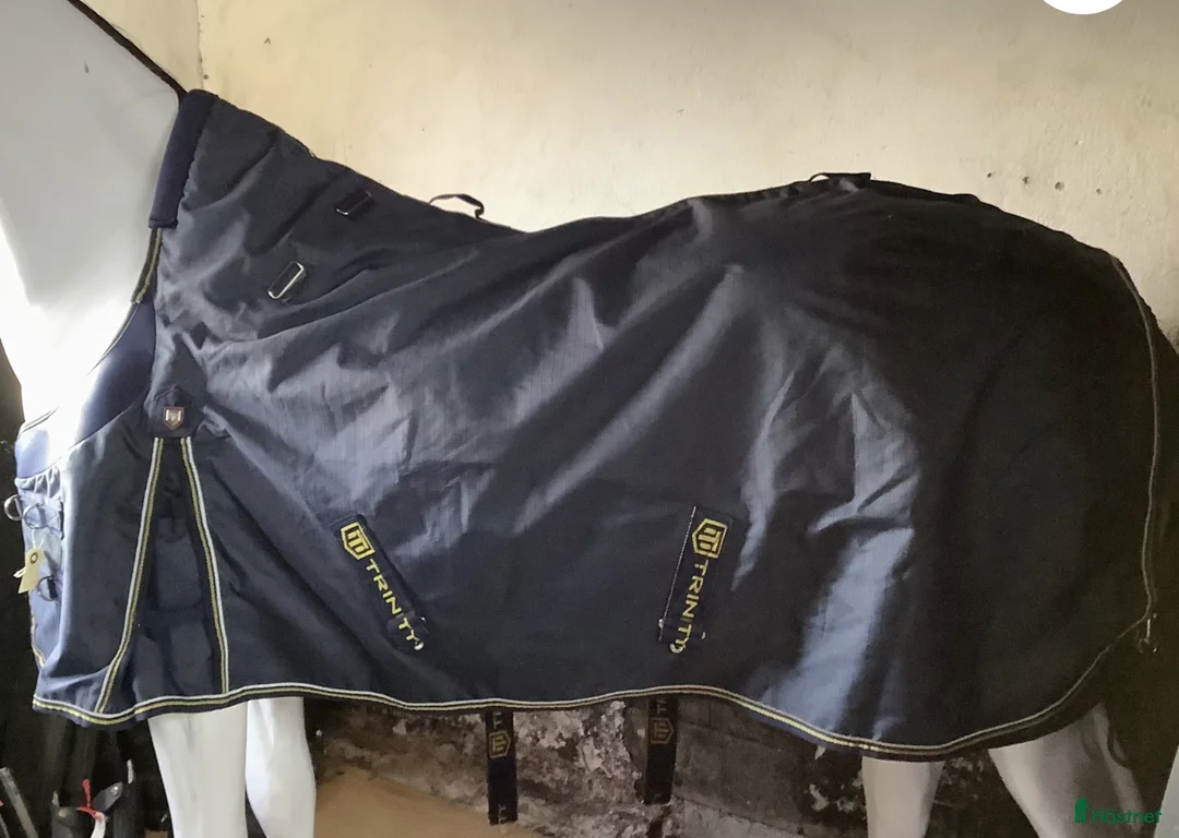 Täcken hästutrustning till salu: Trinity Ultimate 50 regntäcke med avtagbar hals - Annons 1