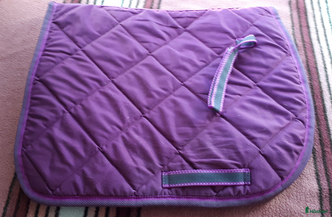 Schabrak & Vojlockar hästutrustning till salu: 2 schabrak plommonlika + lila-rosa = 40 kr totalt - Annons 2