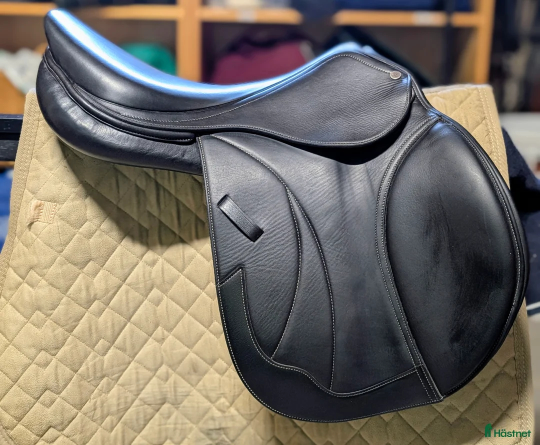 Sadlar hästutrustning till salu: Hoppsadel i kalvskinn  - Annons 1
