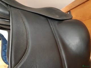 Sadlar hästutrustning till salu: Ny sadel, sparsamt använd i 3 mån. i Tullinge - Annons 1