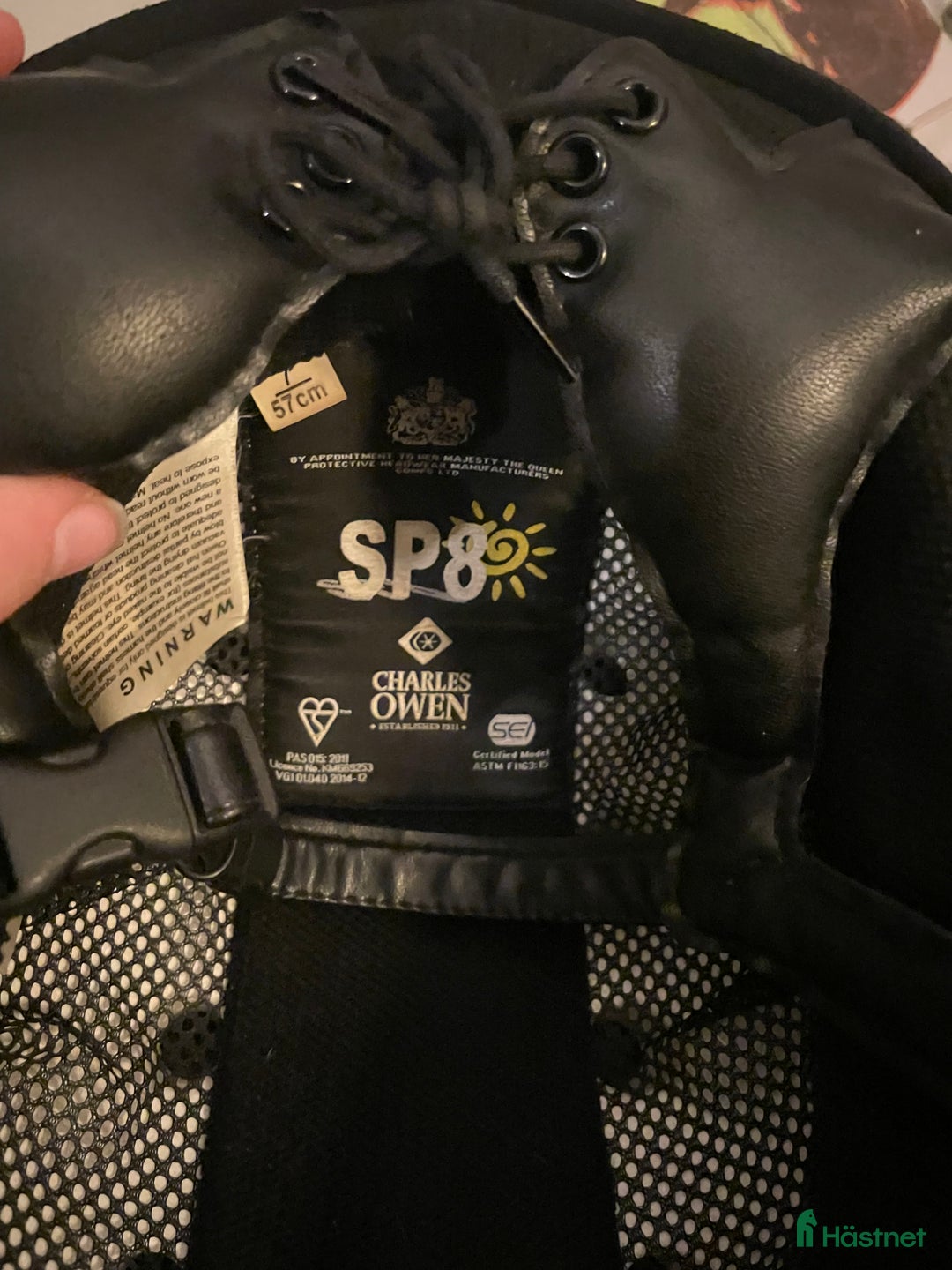 Hjälmar ryttarutrustning till salu: Charles Owen sp8 i Stigtomta - Annons 5