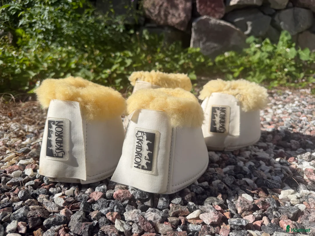 Benskydd hästutrustning till salu: Vita fårskinnsboots - Annons 2