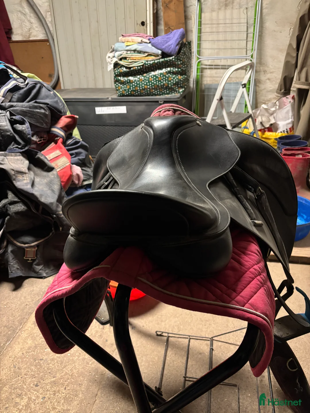 Sadlar hästutrustning till salu: Svart allround sadel  i Västerås - Annons 3