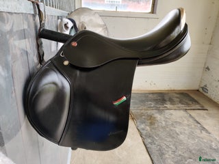 Sadlar hästutrustning till salu: Hoppsadel Prestige Arezzo, 17" i Enköping - Annons 24