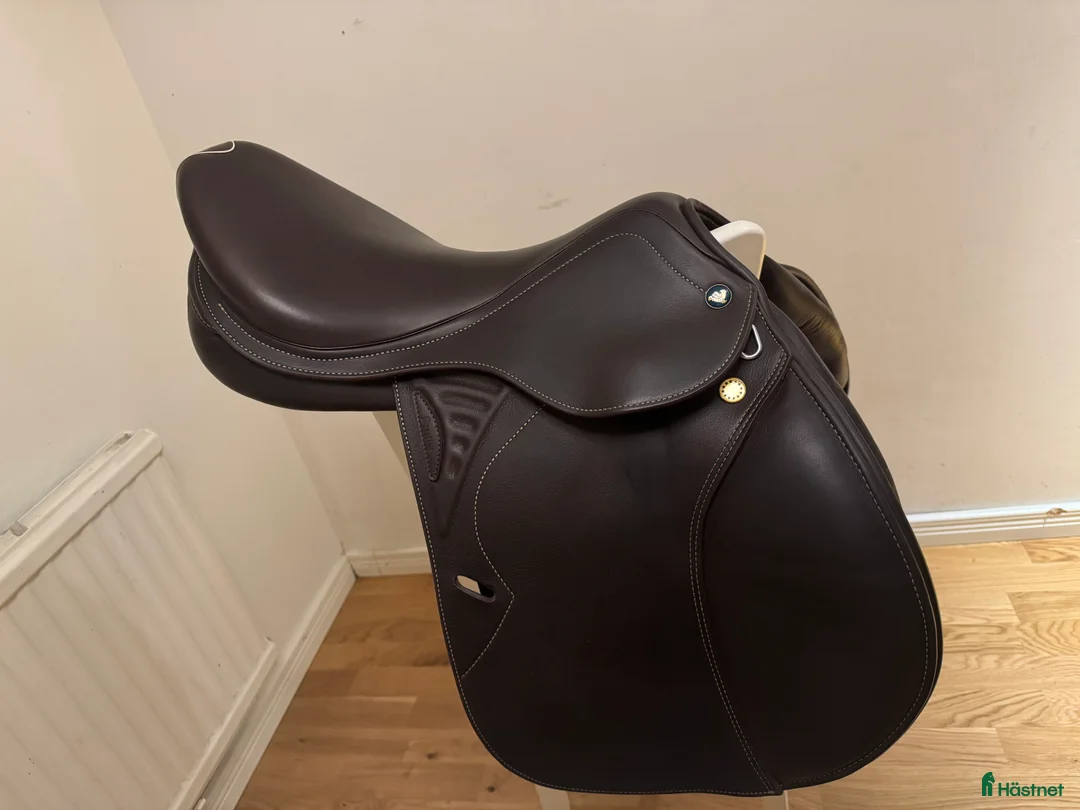 Sadlar hästutrustning till salu: Prestige Versialles new DW hoppsadel - Annons 1