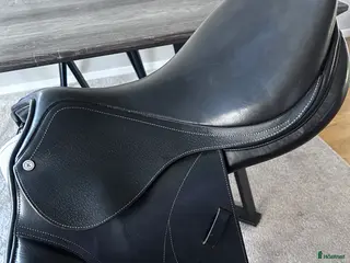 Sadlar hästutrustning till salu: Knights Siddhant hoppsadel i Varberg - Annons 2