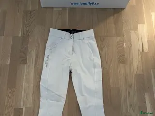 Ridbyxor ryttarutrustning till salu: Vita Equestrianstockholm ridbyxor i Markaryd - Annons 1
