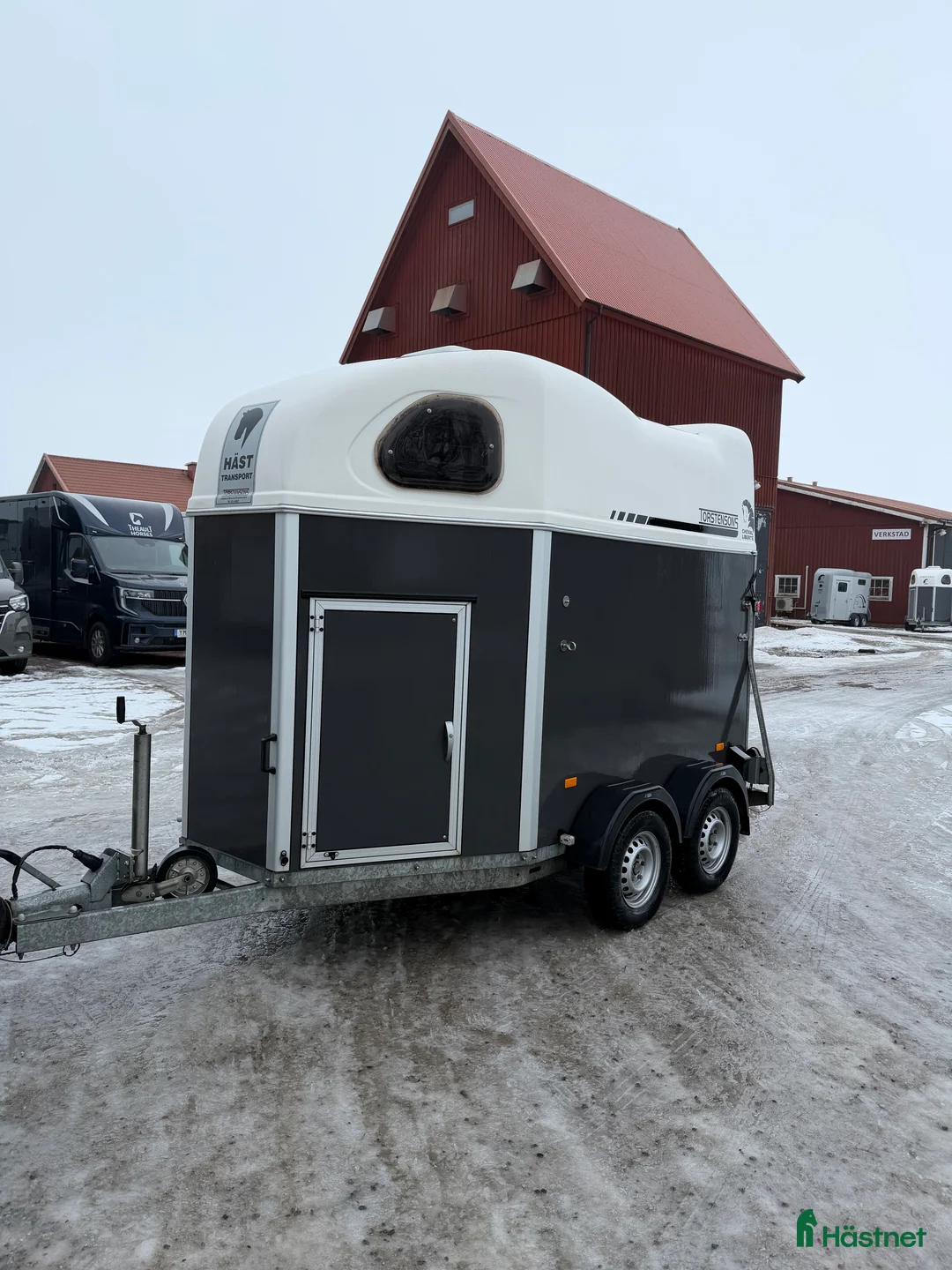 Hästtransporter  fordon & transport till salu: Cheval Sadelkammare alugolv hästtransport  i Västerås - Annons 1