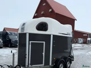 Hästtransporter fordon & transport till salu: Cheval Sadelkammare alugolv hästtransport i Västerås - Annons 1