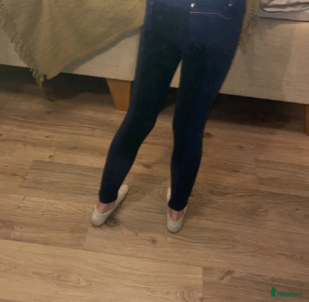 Ridbyxor ryttarutrustning till salu: Ridbyxor i storlek 140 de är från Fouganza  i Trångsund - Annons 3