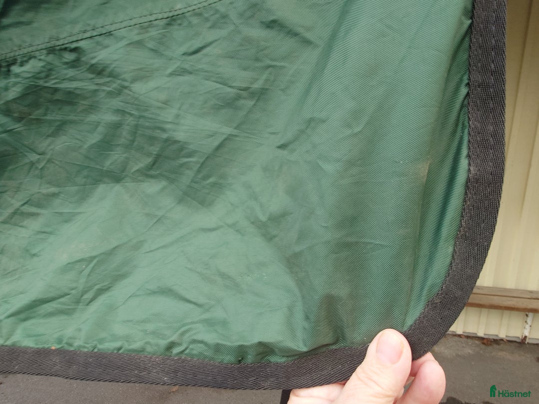 Täcken hästutrustning till salu: Fräscht grönt hästtäcke  i Kista - Annons 5